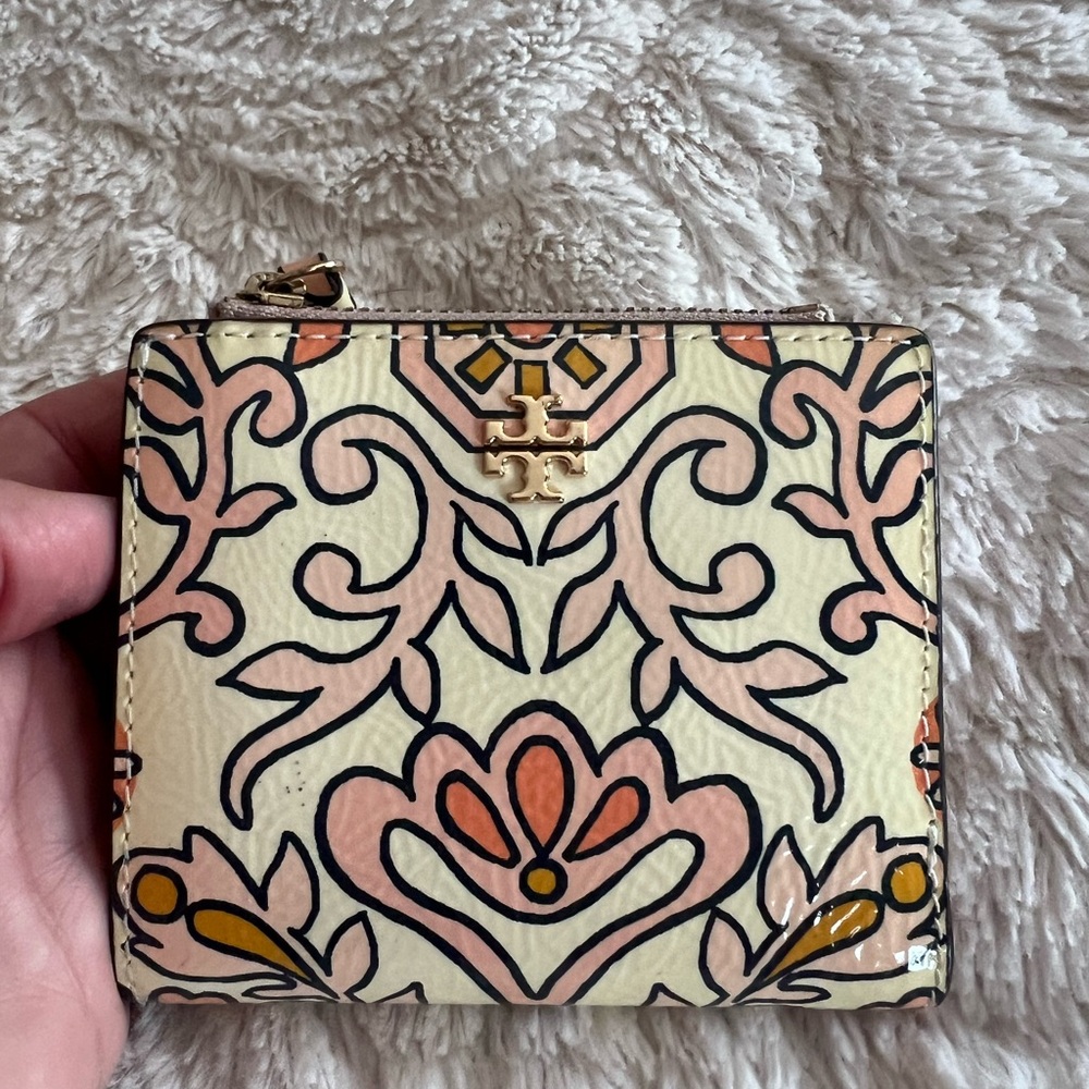 Tory Burch Patent Snap Bifold Wallet. Pink and Cream. Gold accents